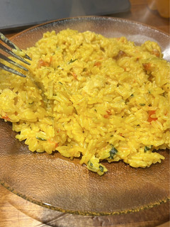 Una foto de Un arroz, mil ideas: 🥘 Arroz amarillo con pollo, queso y perejil súper cremoso