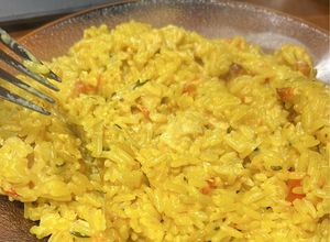Una foto de Un arroz, mil ideas: 🥘 Arroz amarillo con pollo, queso y perejil súper cremoso