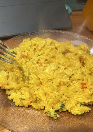 Una foto de Un arroz, mil ideas: 🥘 Arroz amarillo con pollo, queso y perejil súper cremoso