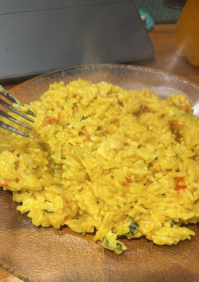 Una foto de Un arroz, mil ideas: 🥘 Arroz amarillo con pollo, queso y perejil súper cremoso
