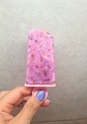 Una foto de Heladito de fruta y yogur 😊