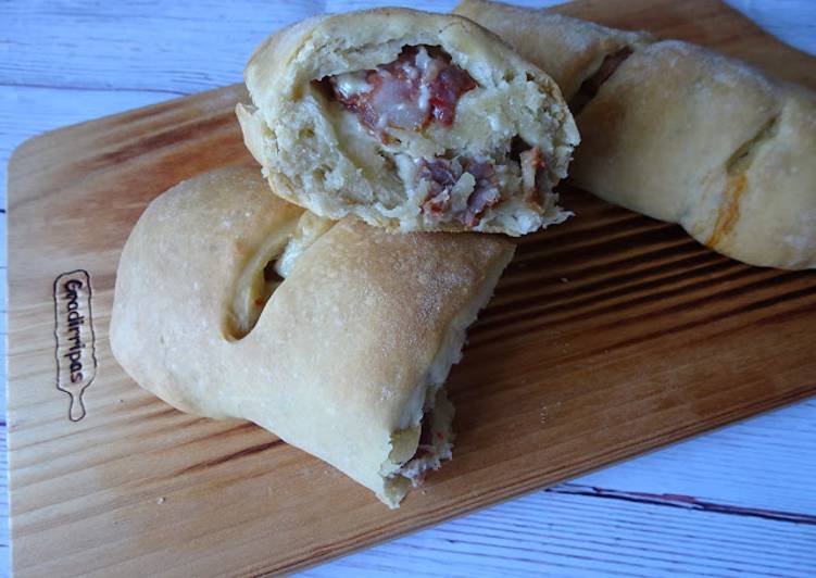 Pães com chouriço e queijo
