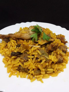 Una foto de Arroz con codornices mollejas de pollo y setas shiitake