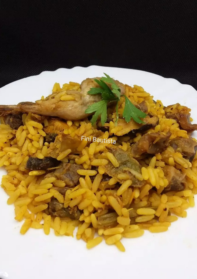 Una foto de Arroz con codornices mollejas de pollo y setas shiitake