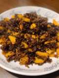 Revuelto de morcilla, manzana y nueces