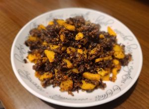 Una foto de Revuelto de morcilla, manzana y nueces