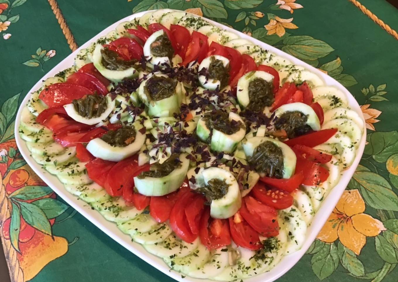 Salade de concombres et tomates aux salicornes, dulse et laitue de mer