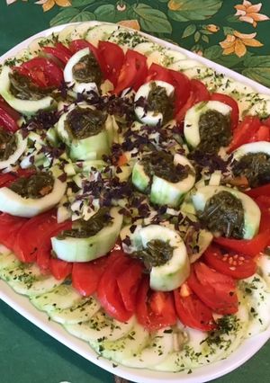 Une photo de Salade de concombres et tomates aux salicornes, dulse et laitue de mer