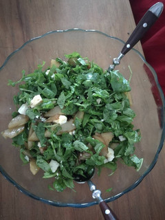 Una foto de Ensalada Gourmet de rúcula y peras caramelizadas