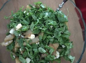 Una foto de Ensalada Gourmet de rúcula y peras caramelizadas