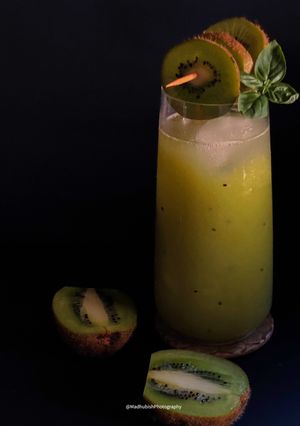 A picture of Green Apple & Kiwi Juice.