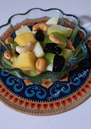 Une photo de Salade de fruits frais raisins secs et noix de cajou 🍇🍏🥭