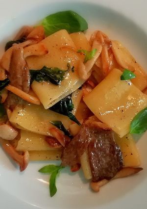 Una foto de Paccheri con Setas a la mantequilla de albahaca