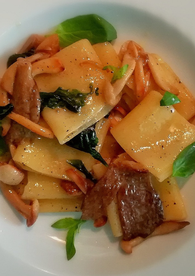 Una foto de Paccheri con Setas a la mantequilla de albahaca