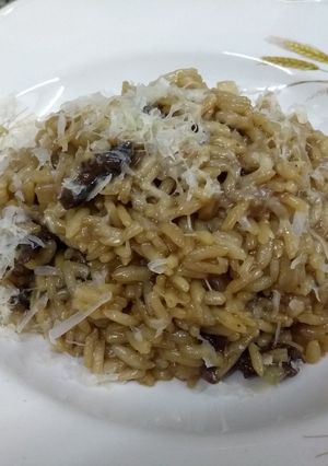 Una foto de Arroz con hongos secos