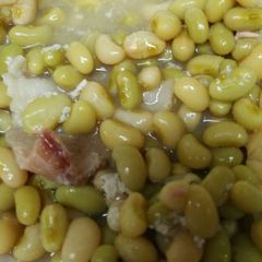 A picture of My Mother's fresh Conch Peas.