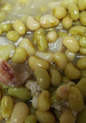 A picture of My Mother's fresh Conch Peas.