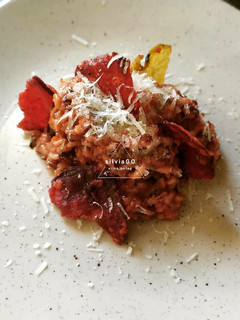 Una foto de Risotto de remolacha con chips, queso Idiazábal y parmesano
