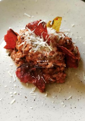 Una foto de Risotto de remolacha con chips, queso Idiazábal y parmesano