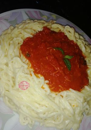 صورة لوصفة سباغيتي بصلصة الطماطم وصلصة البيشاميل 🍝🍝