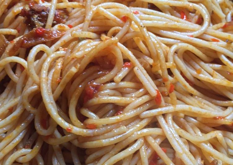 Stir-fry jollof spaghetti