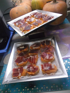 Una foto de Pan con tomate y jamón a taquitos
