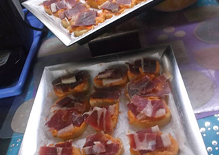 Pan con tomate y jamón a taquitos