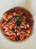 Mezze maniche rigate alla puttanesca con tonno