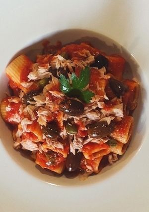 A picture of Mezze Maniche Rigate alla Puttanesca with Tuna.