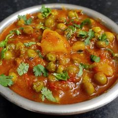 A picture of Green peas & potato curry.