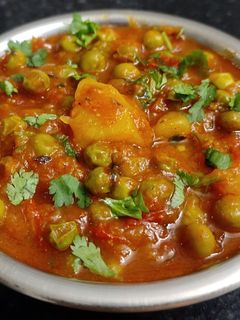 A picture of Green peas & potato curry.
