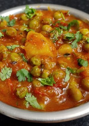 A picture of Green peas & potato curry.