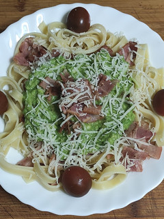 Una foto de Tagliatelle con carbonara de aguacate, bacon, nidos de pasta 🍝