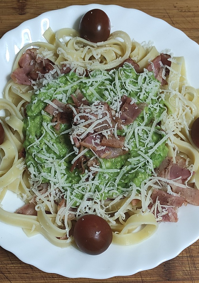 Una foto de Tagliatelle con carbonara de aguacate, bacon, nidos de pasta 🍝