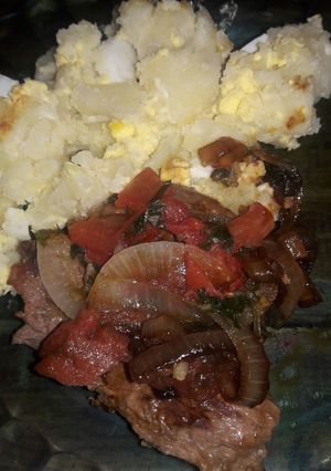 Una foto de Bifes encebollados con papa c/huevos