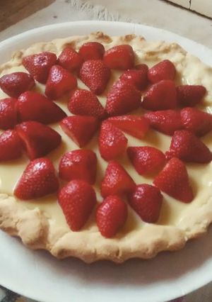 Una foto de Tarta de chocolate blanco y FRUTILLAS!