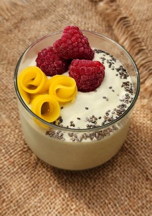 Una foto de 🫙🥑🥭Parfait de yogur, queso y palta con fruta 🥭🥑🫙 Desayuno nutritivo o postrecito saludable 😊