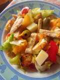 Insalata con pollo grigliato, olive, peperoni e emmenthal
