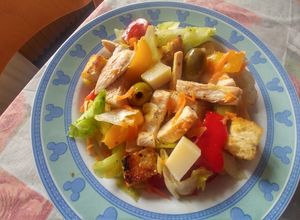 Foto di Insalata con pollo grigliato, olive, peperoni e emmenthal