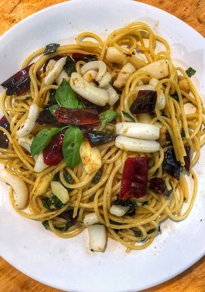 รูปของ สปาเกตตี้ผัดพริกแห้งปลาหมึกSquid fried with spaghetti dried chili