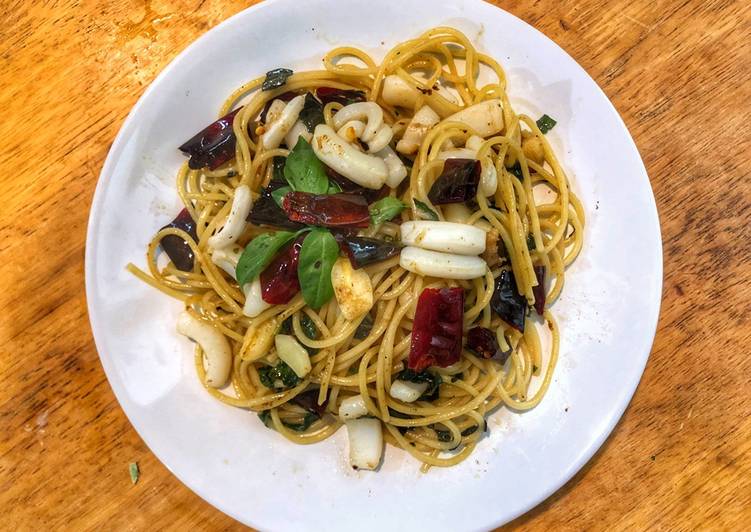 สปาเกตตี้ผัดพริกแห้งปลาหมึก Squid fried with spaghetti dried chili