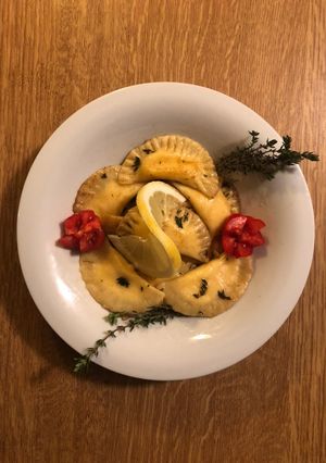 Házi citromos-ricottás Ravioli kakukkfüves vajon recept fotója