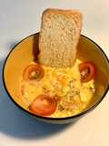 Huevos tres quesos y tomate