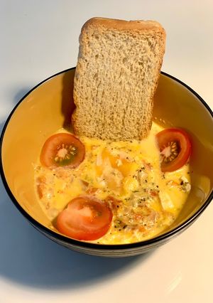 Una foto de Huevos tres quesos y tomate