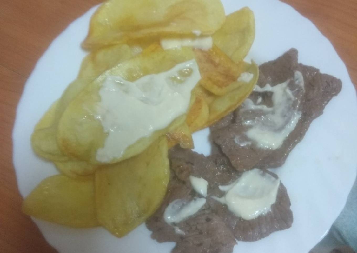 Filetes de ternera a la plancha con papas de churrería y alioli