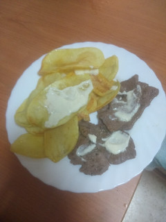Una foto de Filetes de ternera a la plancha con papas de churrería y alioli