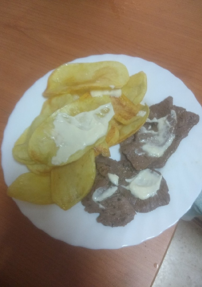 Una foto de Filetes de ternera a la plancha con papas de churrería y alioli