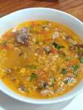 Sopón de arroz y subproducto de huesos de cerdo