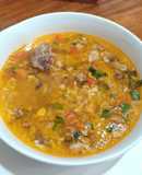Sopón de arroz y subproducto de huesos de cerdo