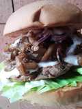 Hamburguesa🍔 con salsa de ajo🌰 y berenjenas y calabacines salteados..
